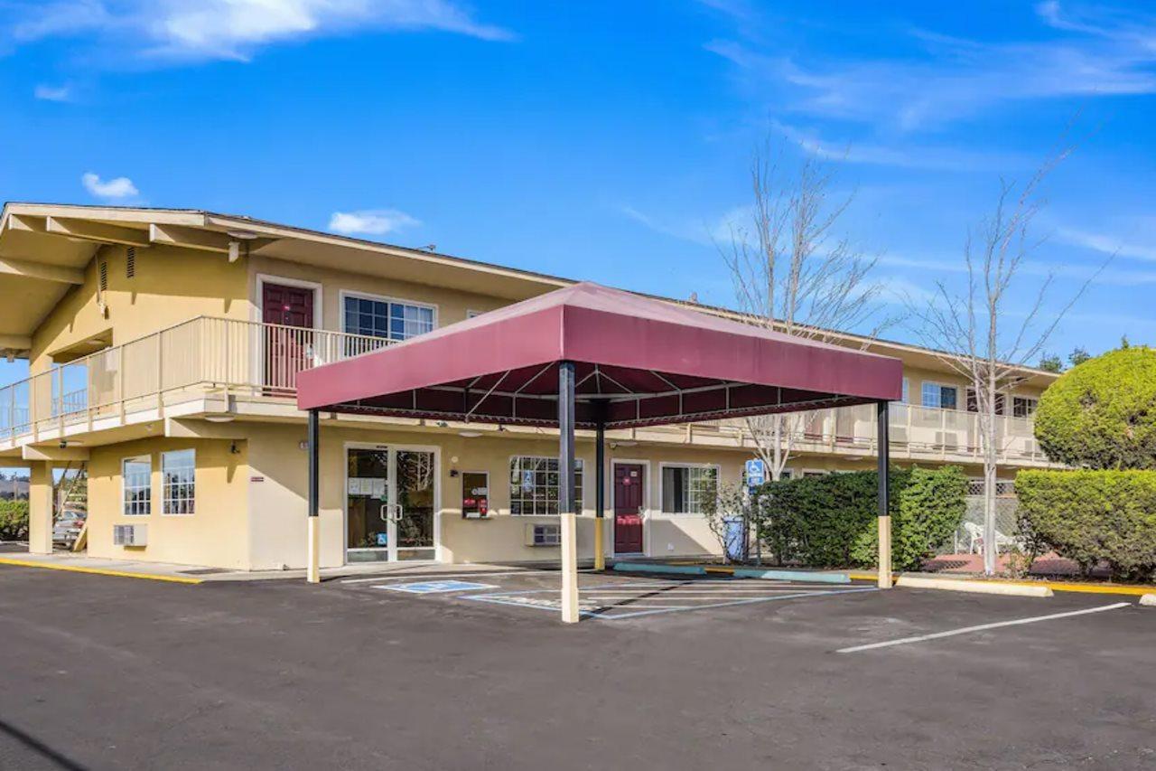 Americas Best Value Inn - Πεταλούμα Εξωτερικό φωτογραφία